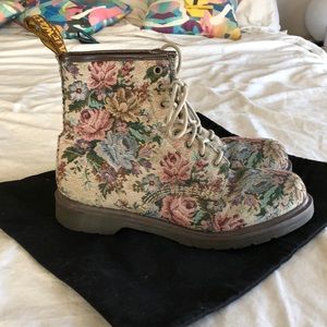Doc Martens FLORAL CASTLE BOOT. SIZE 11!